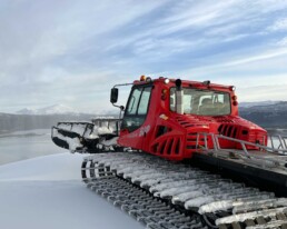 Säsongspremiär Tärnaby Utförsåkning Slalom Skidåkning Slalombacke Hemavan Tärnaby Pistmaskin 2023 staende webb ver3